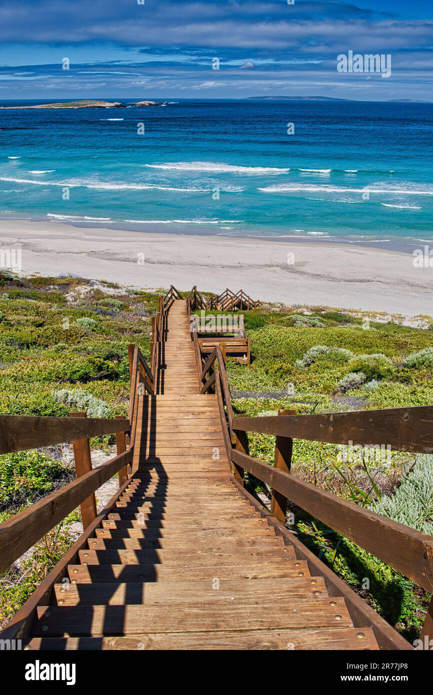 Scala in legno molto alta che conduce ad una spiaggia vicino Esperance, costa sud dell'Australia Occidentale Foto Stock