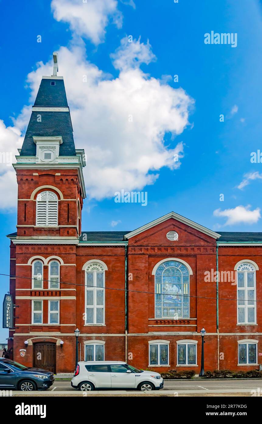 Il Steeple, ex St. Francis Street United Methodist Church, nella foto, 11 giugno 2023, in Mobile, Alabama. Foto Stock