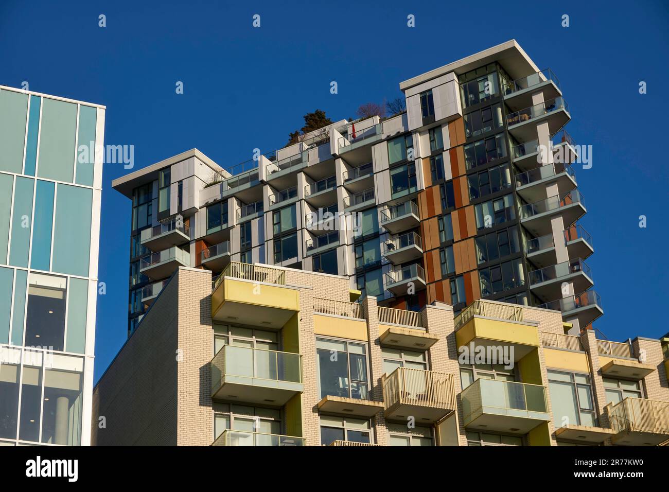 Nuovi edifici residenziali nel piacevole quartiere montano di Vancouver, British Columbia, Canada Foto Stock