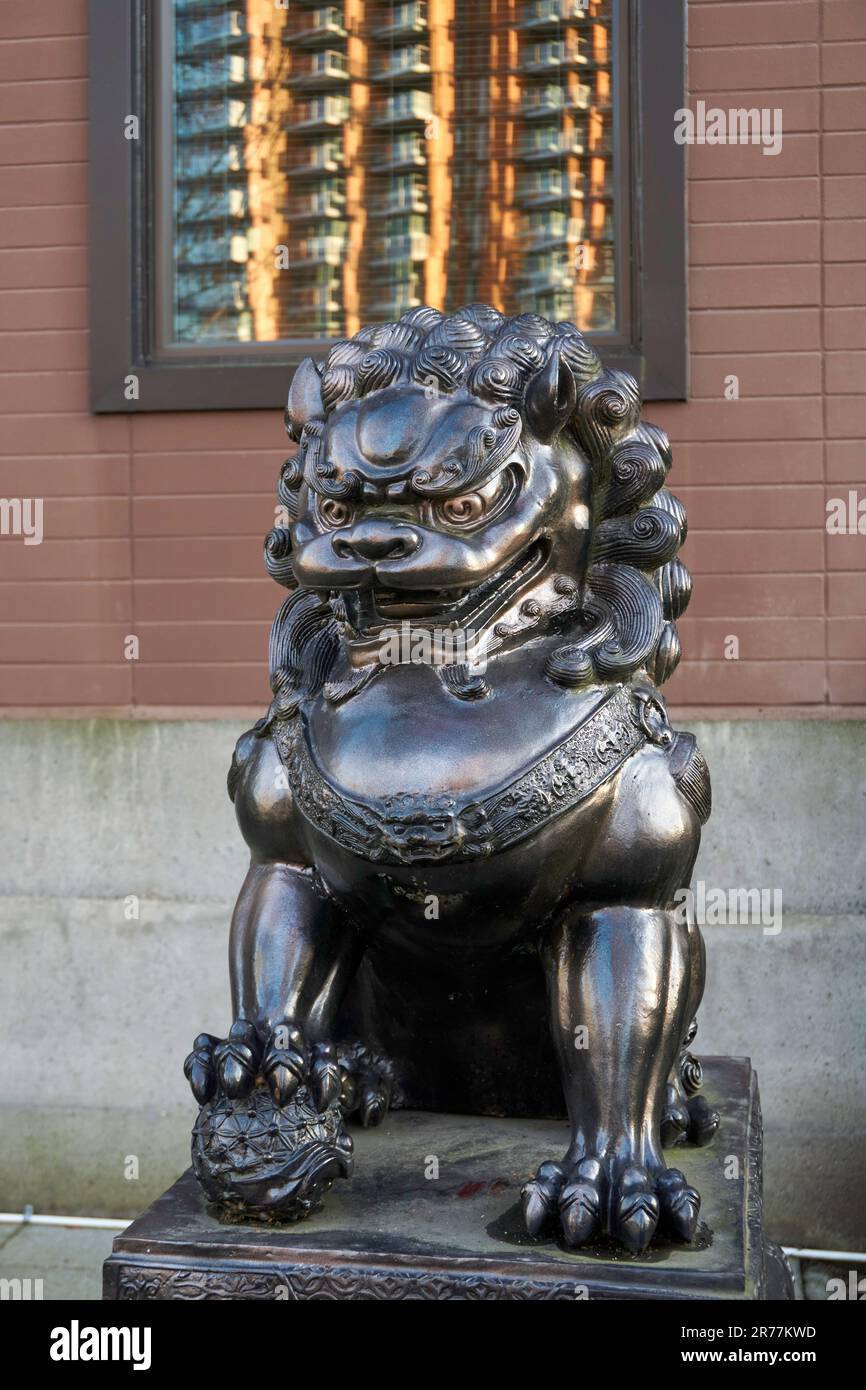 Scultura in metallo del leone di stile buddista cinese fuori dal Monastero del Buddha d'oro, Vancouver, British Columbia, Canada Foto Stock