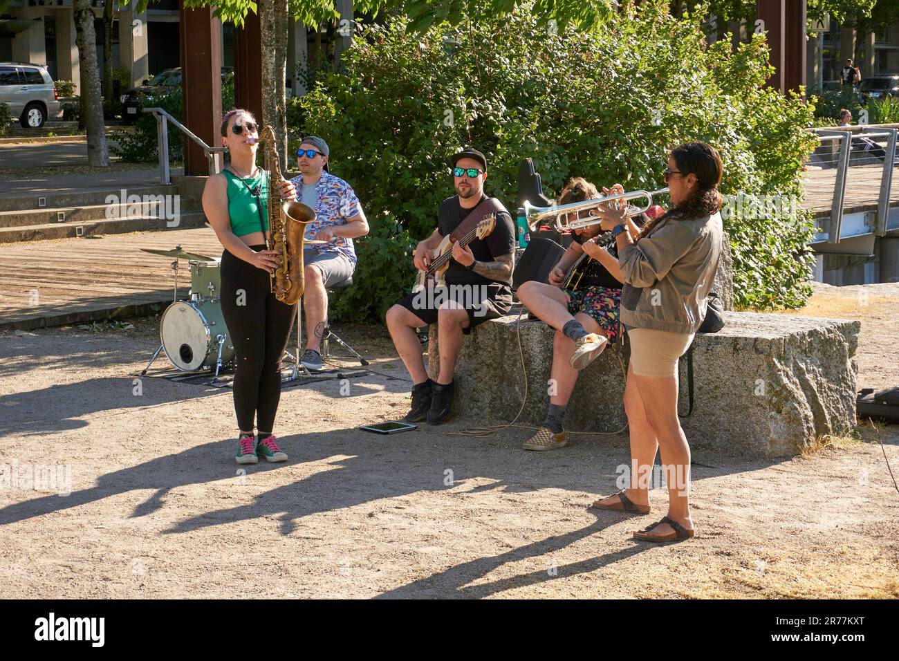 Musicisti jazz che si esibiscono all'aperto, False Creek Village, vancouver, British Columbia, Canada Foto Stock