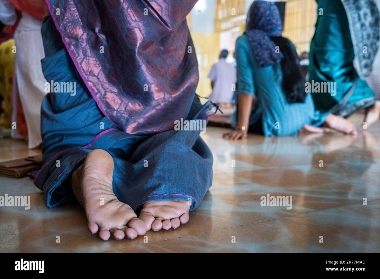 Le adoratrici delle donne scalzi pregano al santuario Alphonsa dell'Immacolata Concezione, Kochi, Kerala, India, Asia. Foto Stock