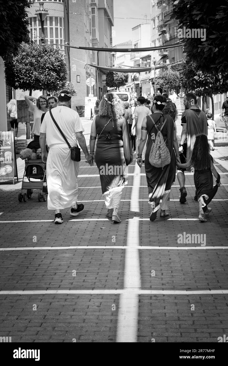 Merida, Spagna; 3 giugno 2023: XIII edizione di Emerita Ludica a Merida, Spagna. La famiglia vestita come i Romani dell'epoca imperiale che camminano per le strade Foto Stock
