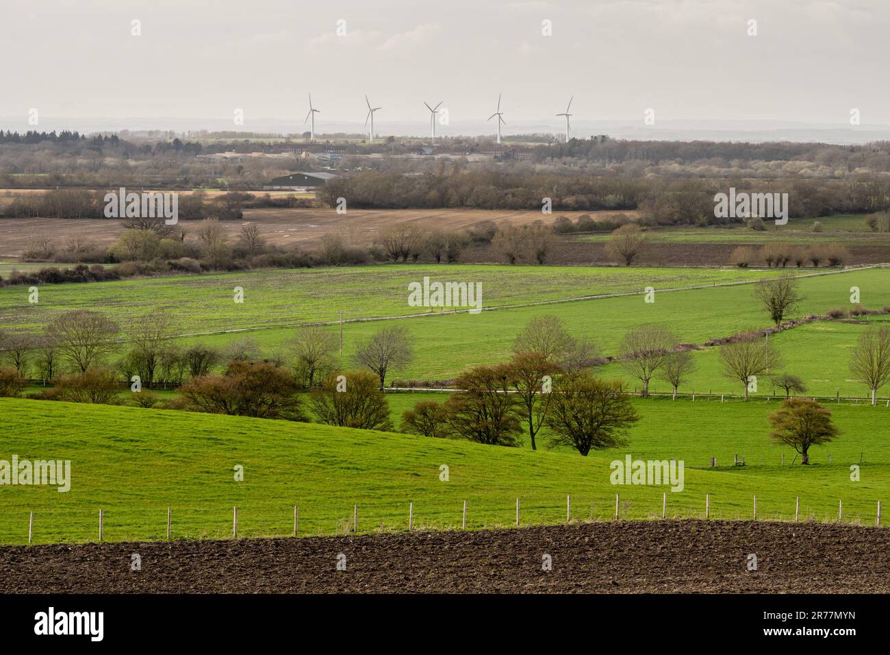 Westmill Wind Farm sorge su una collina dietro la Defense Academy del campus del Regno Unito a Shrivenham, come visto da Compton Beauchamp a Oxfordshir Foto Stock