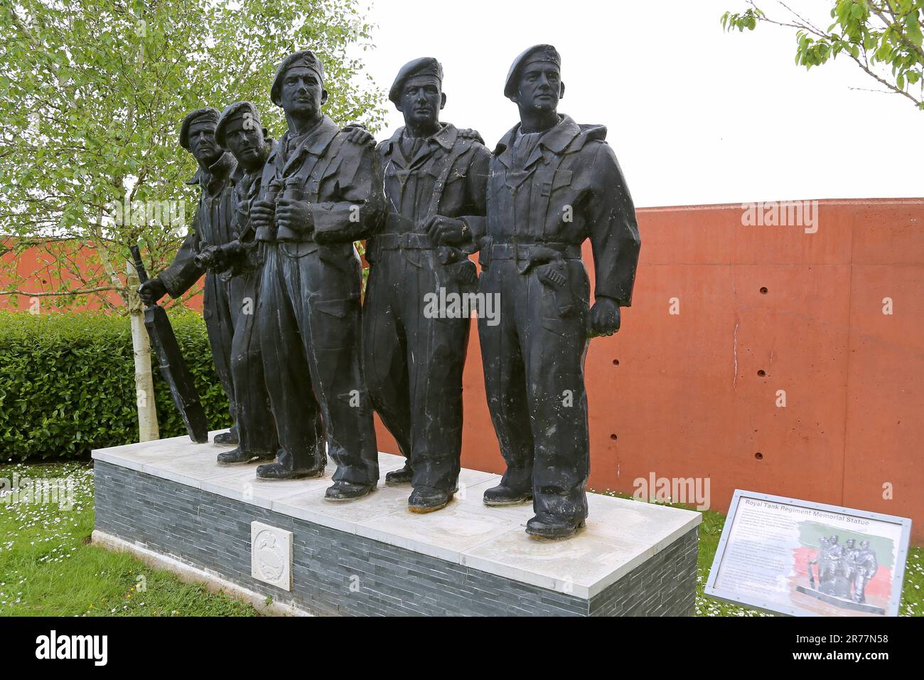 Statua del Royal Tank Regiment Memorial (maquette in fibra di vetro), The Tank Museum, Bovington Camp, Dorchester, Dorset, Inghilterra, Gran Bretagna, Regno Unito, Europa Foto Stock