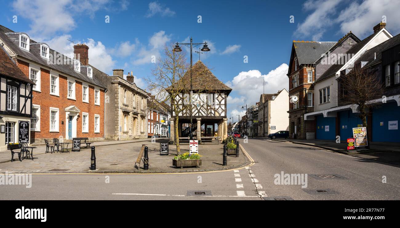 Case tradizionali, negozi, uffici e il municipio fiancheggiano la High Street di Royal Wootton Bassett nel Wiltshire. Foto Stock