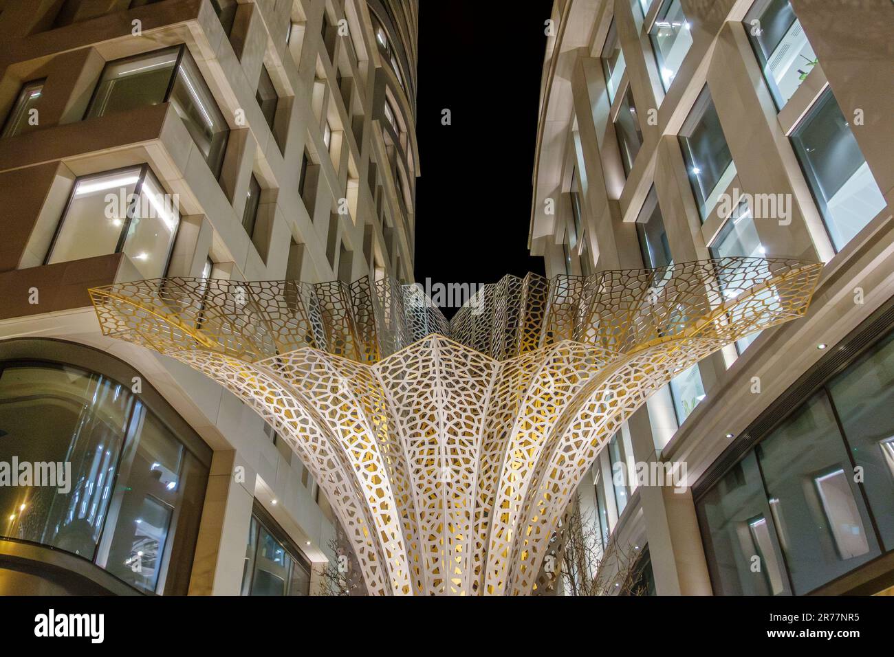 'Circadian', una scultura di Lee Simmons in Marble Arch Place, Oxford Street, Londra, Regno Unito (un recente sviluppo di uffici e anche appartamenti di lusso) Foto Stock