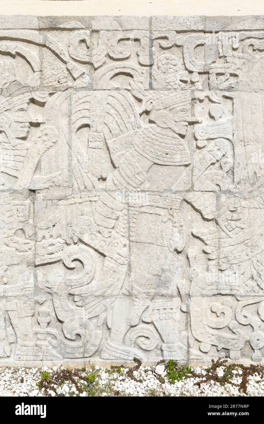 Particolare di una scultura in rilievo raffigurante i giocatori di palla maya presso il campo da Grande palla a Chichen Itza, Yucatan, Penisola dello Yucatan, Messico. Foto Stock