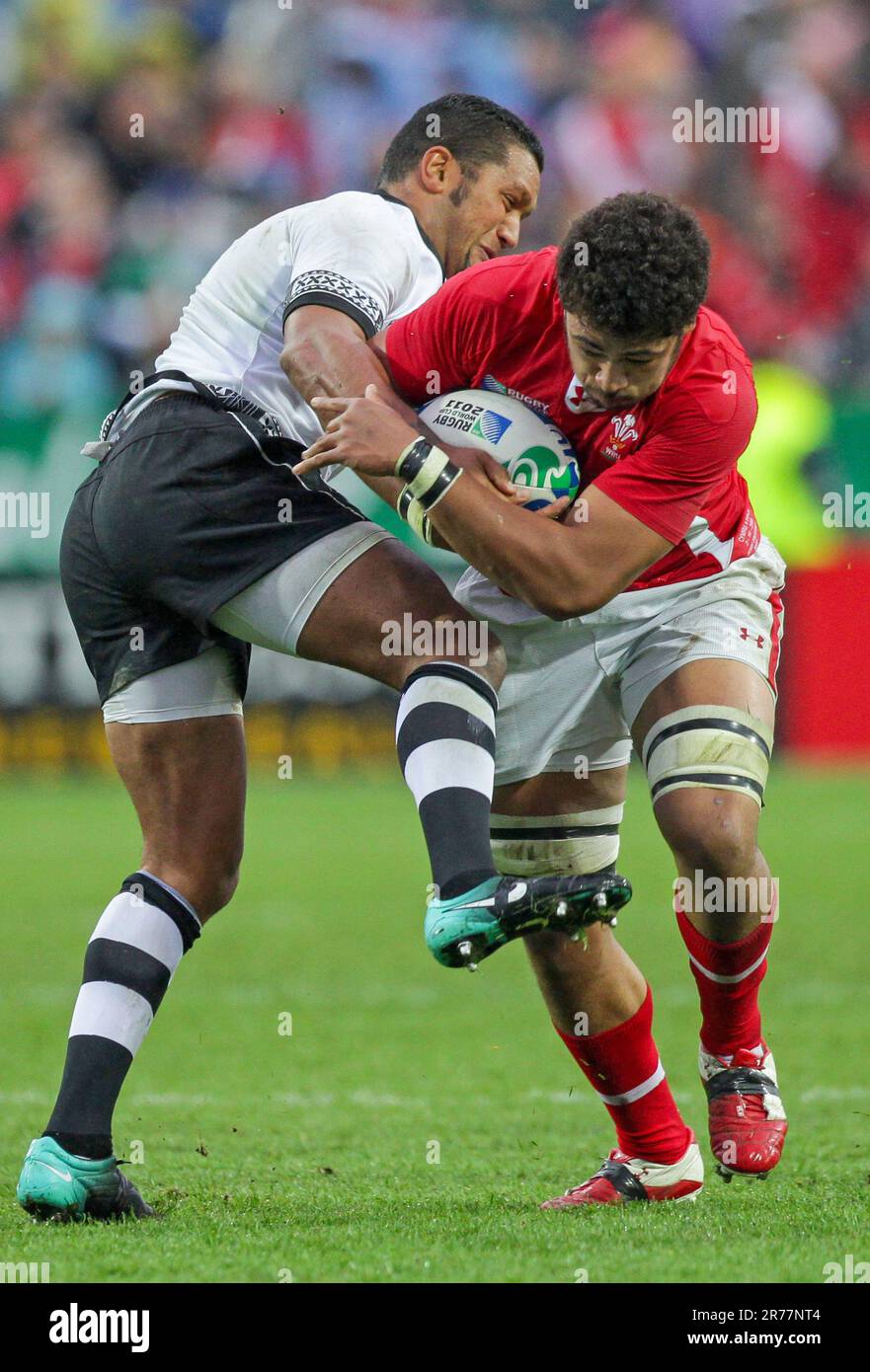 Il Nicky Little delle Fiji si impegna con il Galles Toby Faletau durante una partita di Pool D della Coppa del mondo di rugby 2011, Waikato Stadium, Hamilton, Nuova Zelanda, domenica, Ottobre 02, Foto Stock