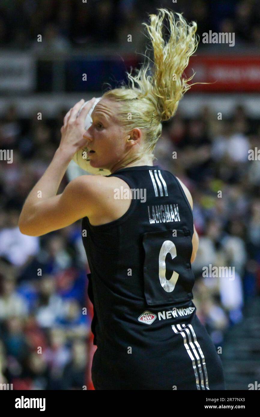 Laura Langman di N’ew Zealand in azione contro l’Inghilterra durante una partita della New World Netball Series, Trusts Stadium, Auckland, Nuova Zelanda, lunedì Ottobre 03, 2011. Foto Stock