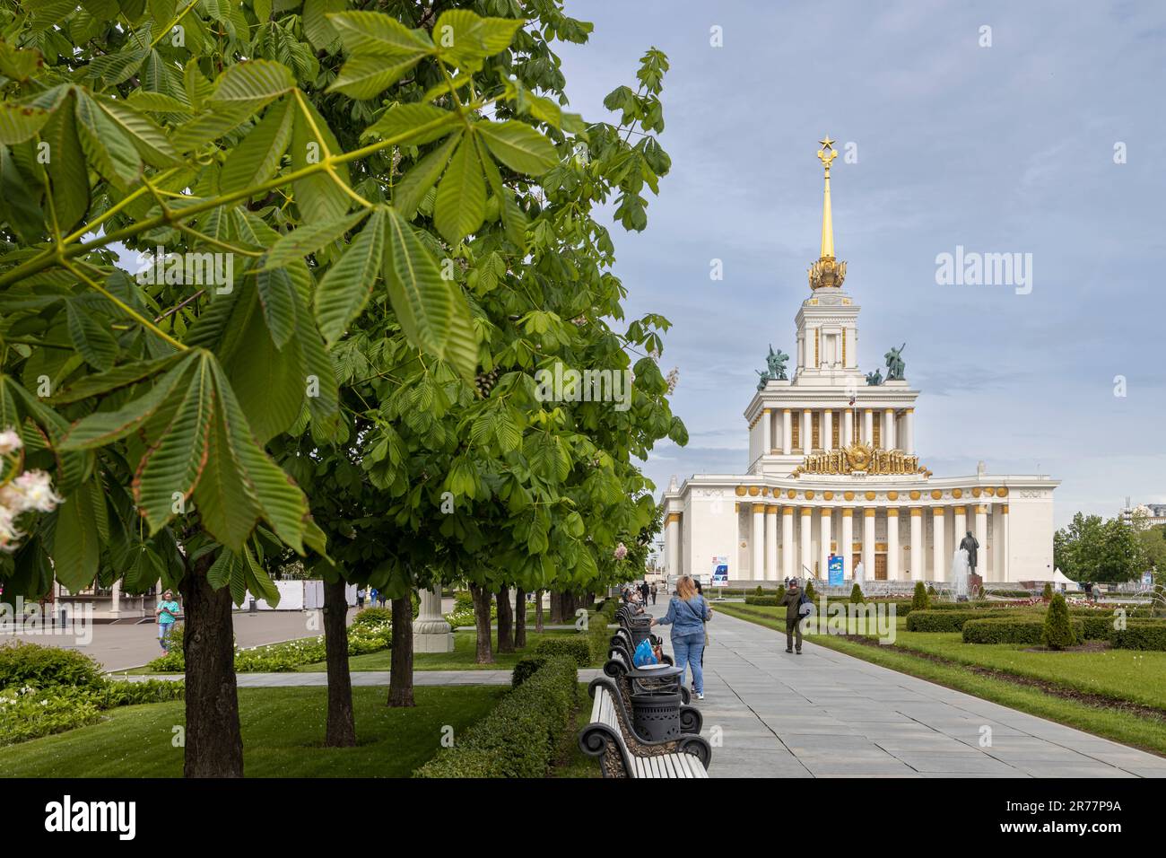 Mosca, Russia - Giugno, 2023, VDNKh è attrazioni turistiche di Mosca. Mostra di realizzazioni di Economia Nazionale, costruzione del Padiglione 1, Centrale V Foto Stock