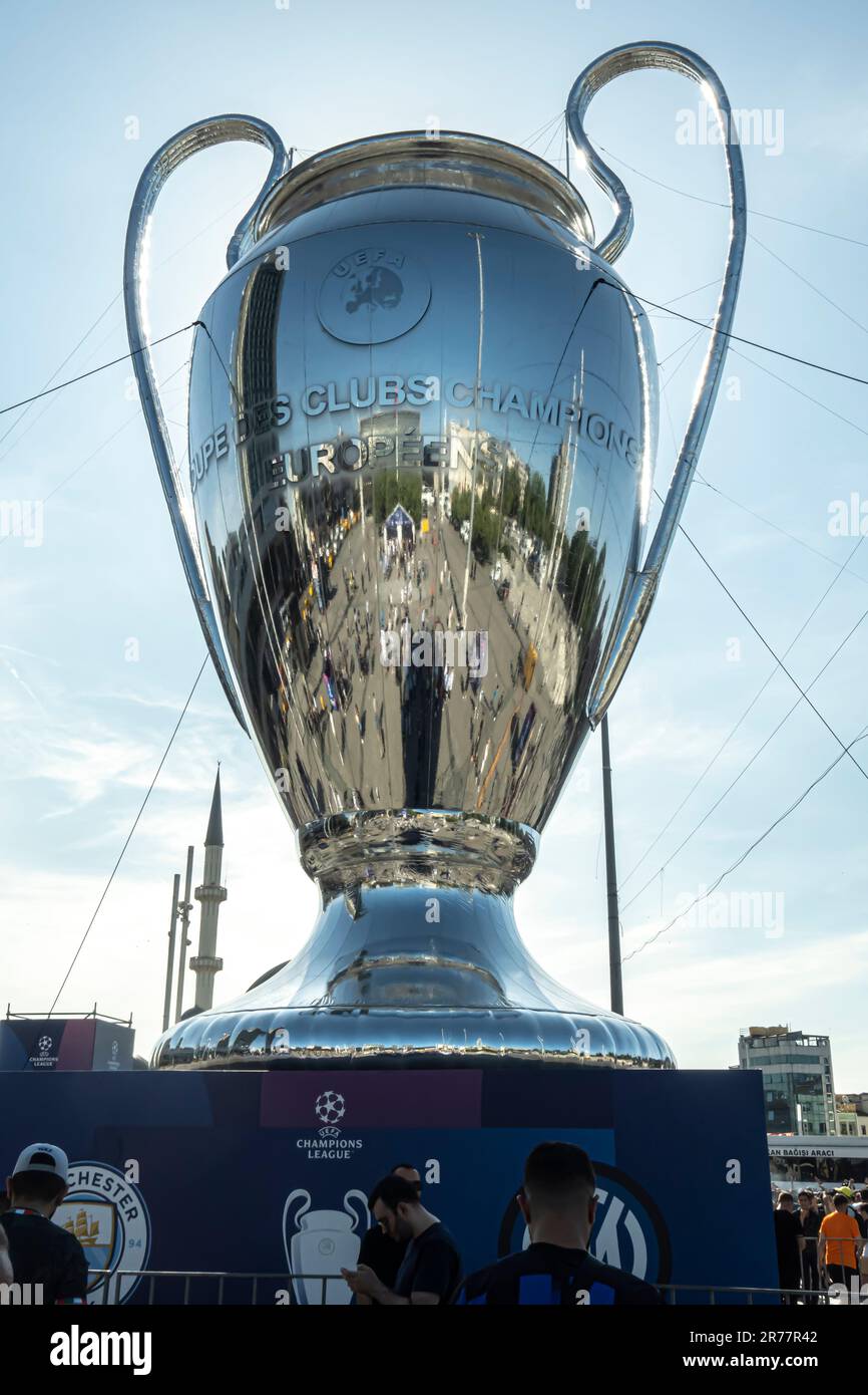 Grande statua della coppa d'argento - Manchester City vs Inter nella finale della UEFA Champions League a Istanbul Turchia Foto Stock