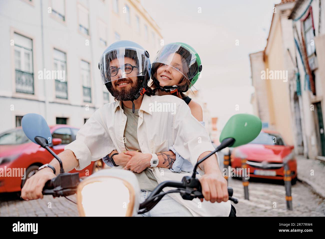 Donna con casco su uno scooter a motore Foto stock - Alamy