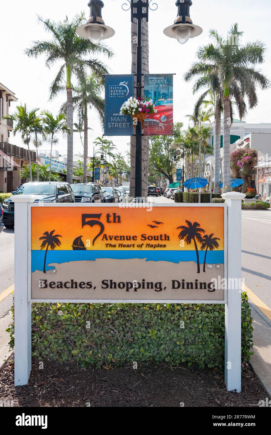 Cartello pubblicitario Downtown 5th Avenue South, l'affollata zona turistica per lo shopping e i ristoranti di Napoli, Florida, Stati Uniti. Foto Stock