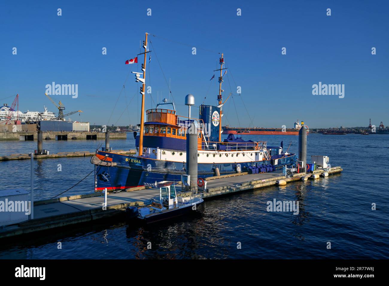 St. Eval , tug di vapore in legno, convertito in yacht a motore diesel. Attraccato a Lonsdale Quay, North Vancouver, British Columbia, Canada. Foto Stock