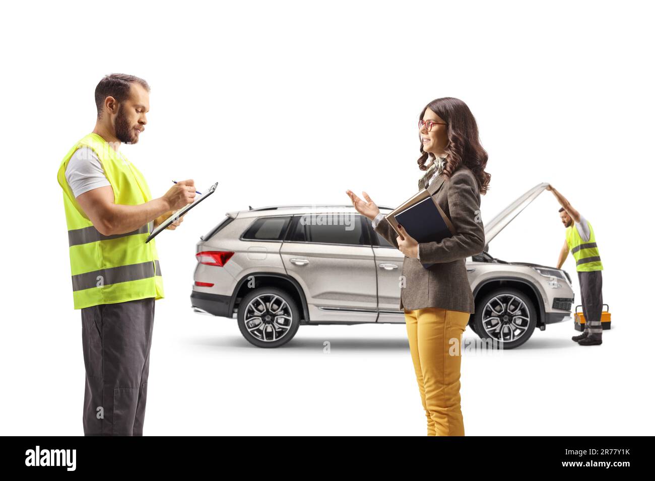 Agente di assistenza stradale che scrive un documento e giovane donna che parla per un problema di auto isolato su sfondo bianco Foto Stock