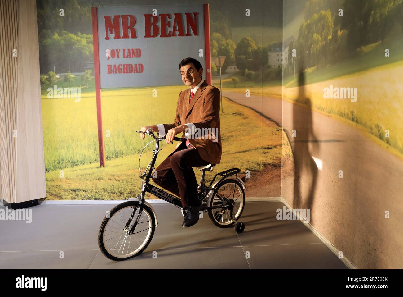 Baghdad, Iraq. 13th giugno, 2023. Una statua di cera del comico britannico Rowan Atkinson come MR. Bean è in mostra al Museo delle cere a Baghdad, Iraq, il 13 giugno 2023. Per la prima volta in Iraq sono state esposte al Museo delle cere di Baghdad statue di cera di arte e sport iracheni e stranieri. Credit: Khalil Dawood/Xinhua/Alamy Live News Foto Stock