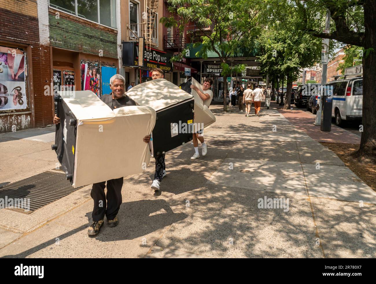 Schlepping mobili a Greenwich Village a New York Venerdì, 9 giugno 2023. (© Richard B. Levine) Foto Stock