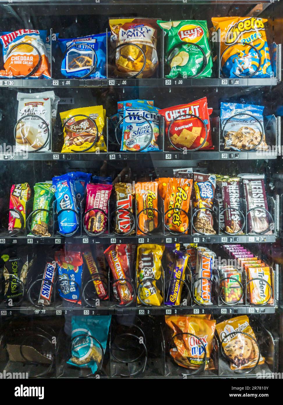 Un distributore automatico a New York offre una selezione di snack gustosi, sabato 10 giugno 2023. (© Richard B. Levine) Foto Stock