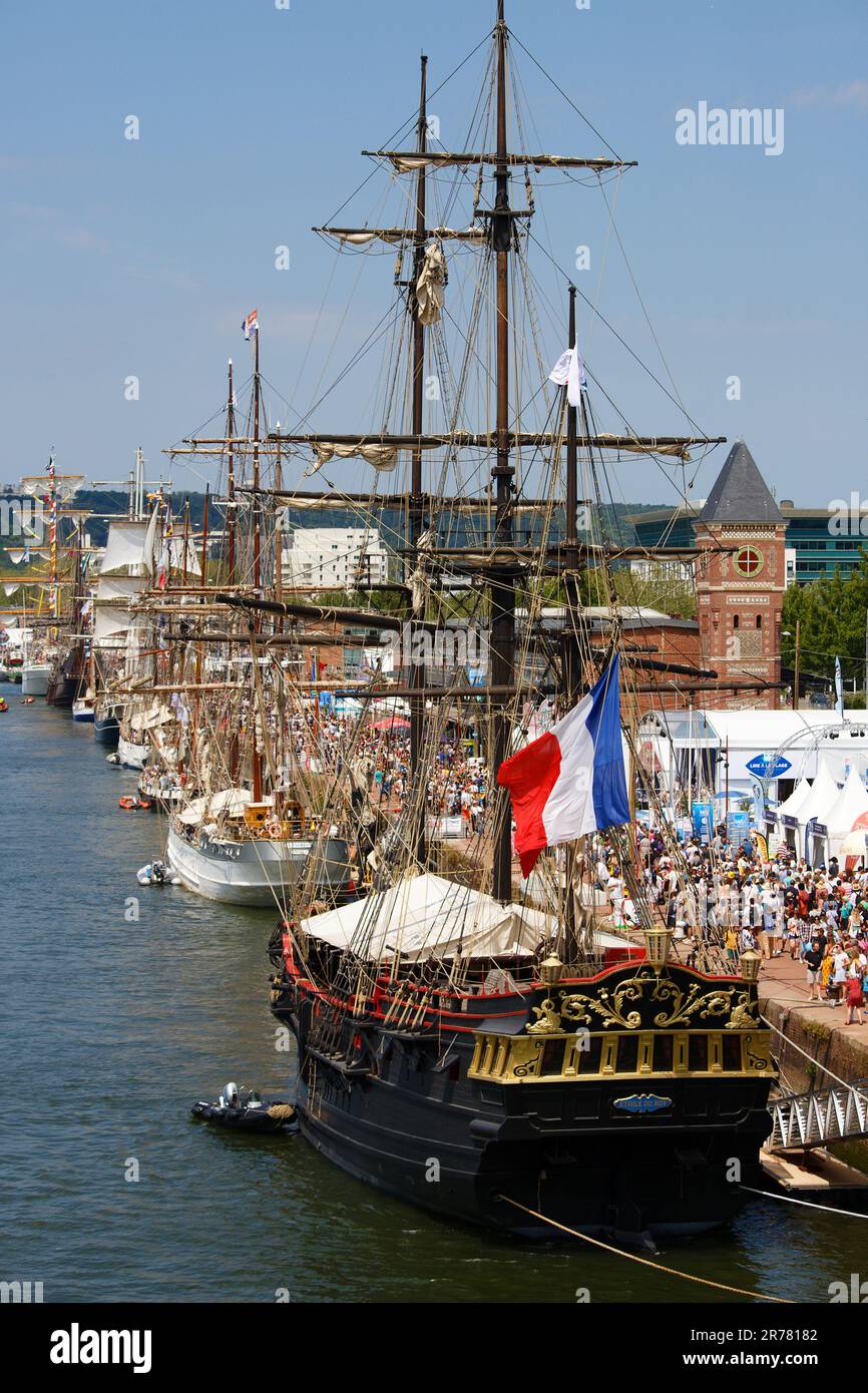 ROUEN, NORMANDIA, FRANCIA - 10 giugno 2023 : Armada raccolta di navi alte sul fiume Senna, folle di visitatori a piedi sul molo e visitare le navi Foto Stock