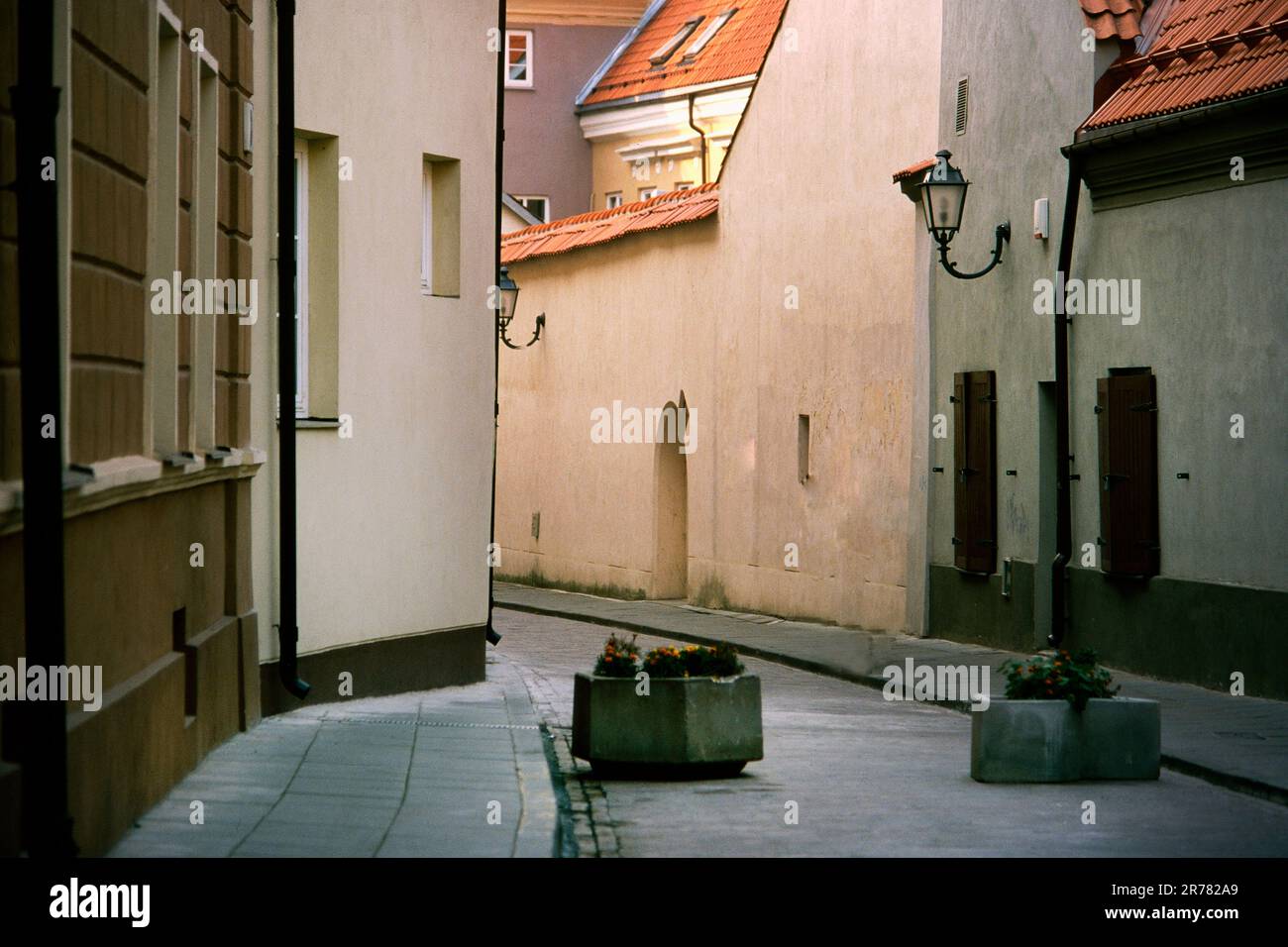 Strade strette nella città vecchia di Vilnius, Lituania Foto Stock
