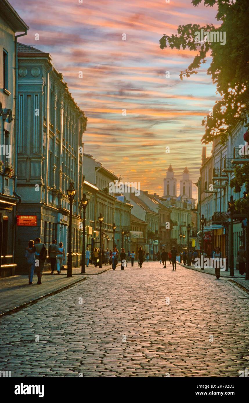 Una strada principale nella città vecchia di Vilnius, Lituania Foto Stock