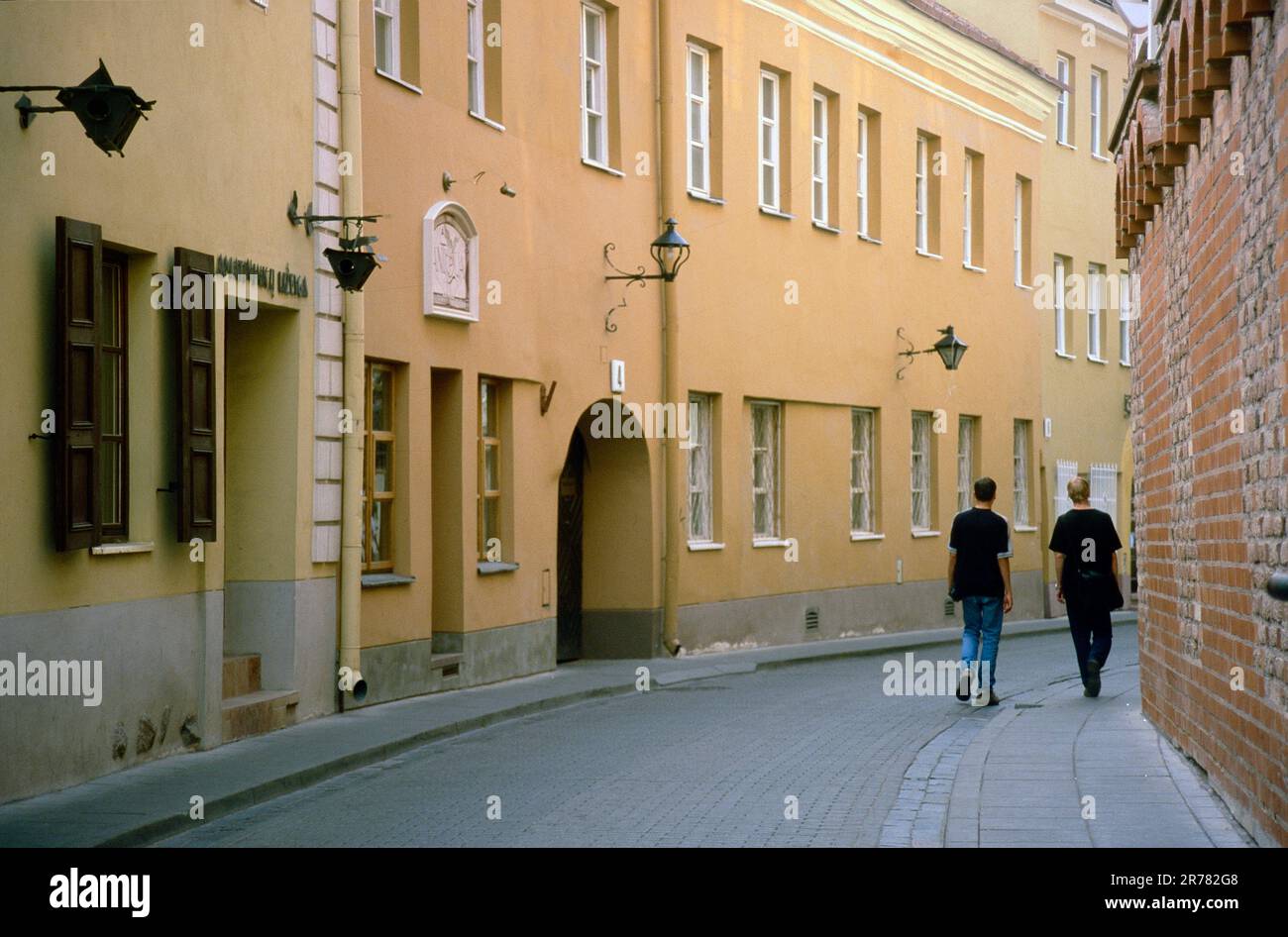 Strade strette nella città vecchia di Vilnius, Lituania Foto Stock