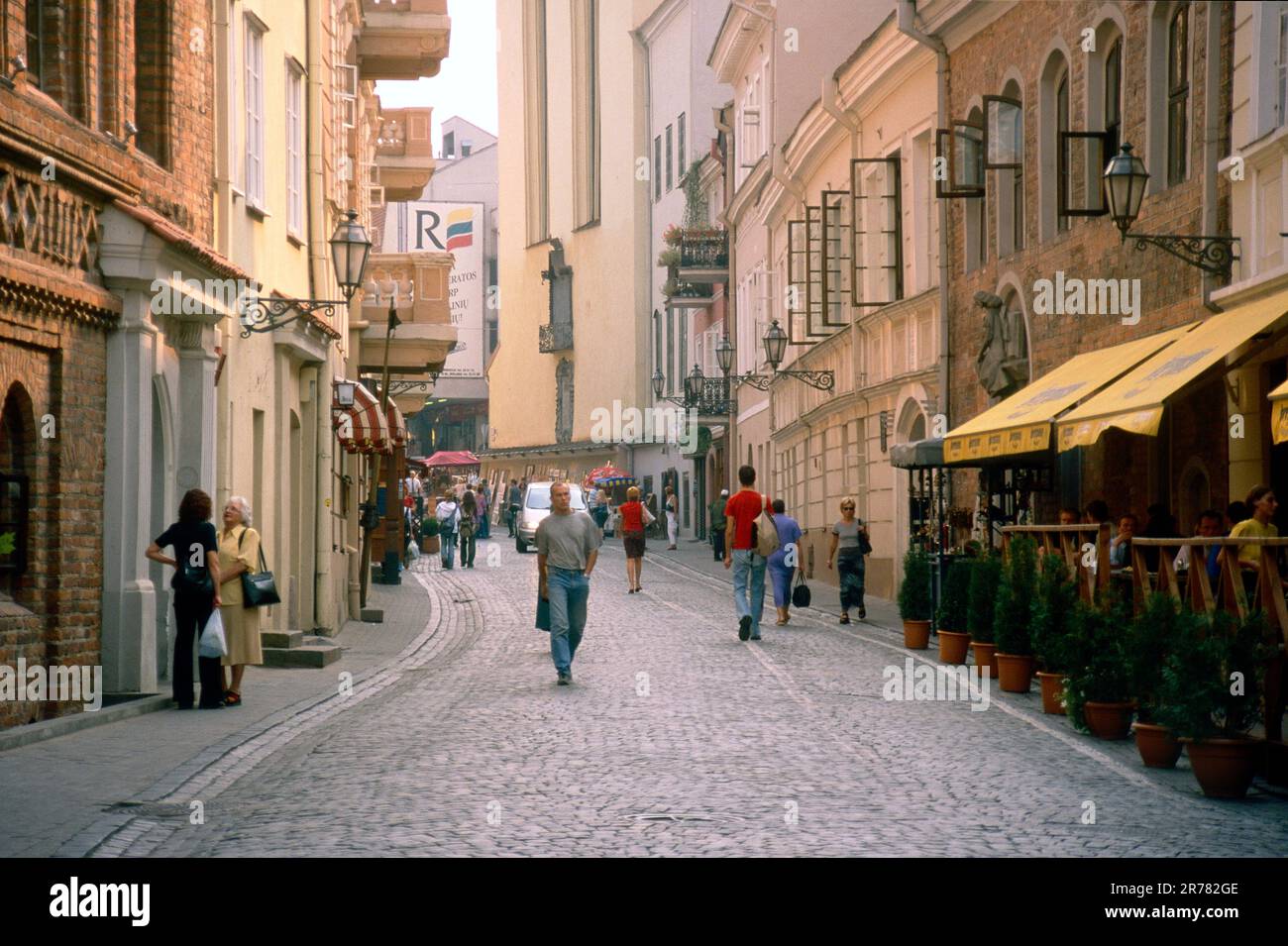 Strade strette nella città vecchia di Vilnius, Lituania Foto Stock
