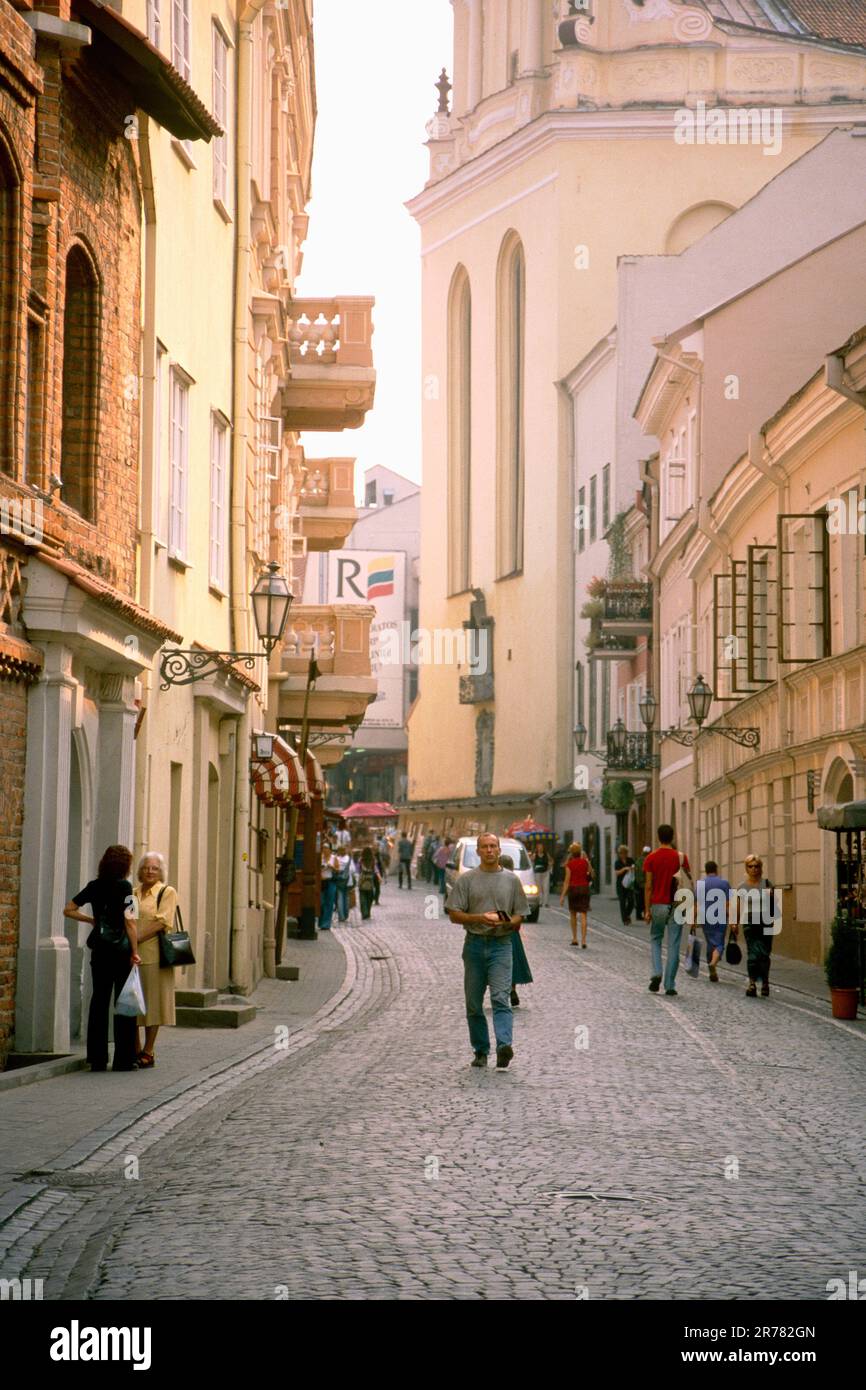 Strade strette nella città vecchia di Vilnius, Lituania Foto Stock