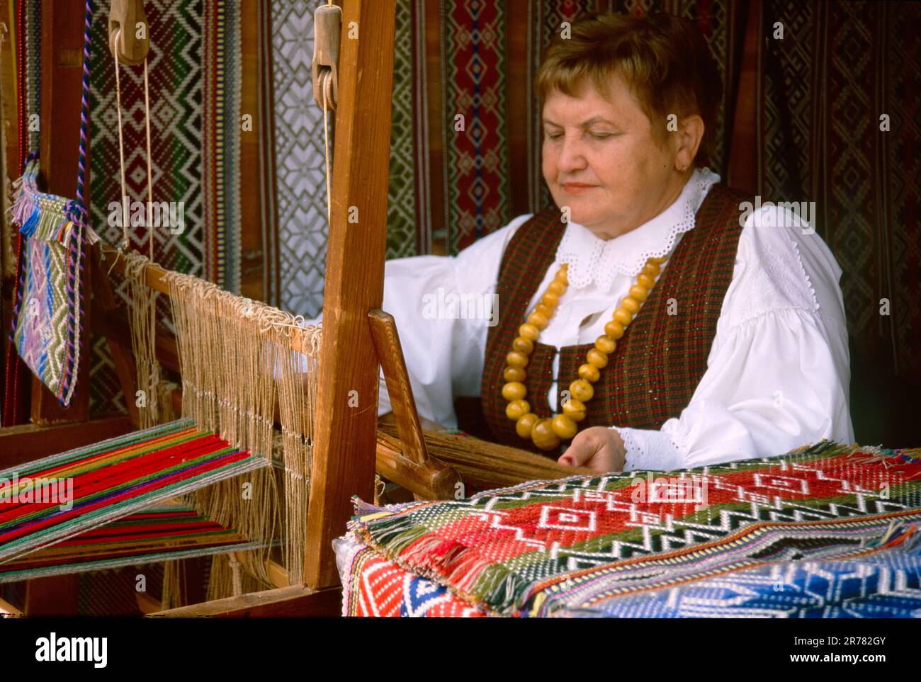 Tessitore tradizionale, Città Vecchia, Vilnius, Lituania Foto Stock