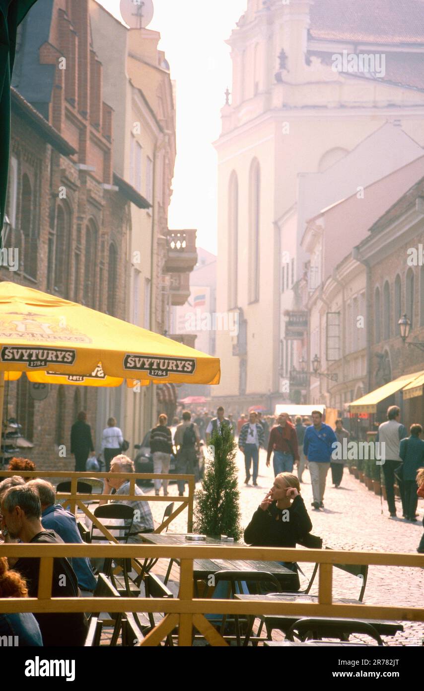 Strade strette nella città vecchia di Vilnius, Lituania Foto Stock