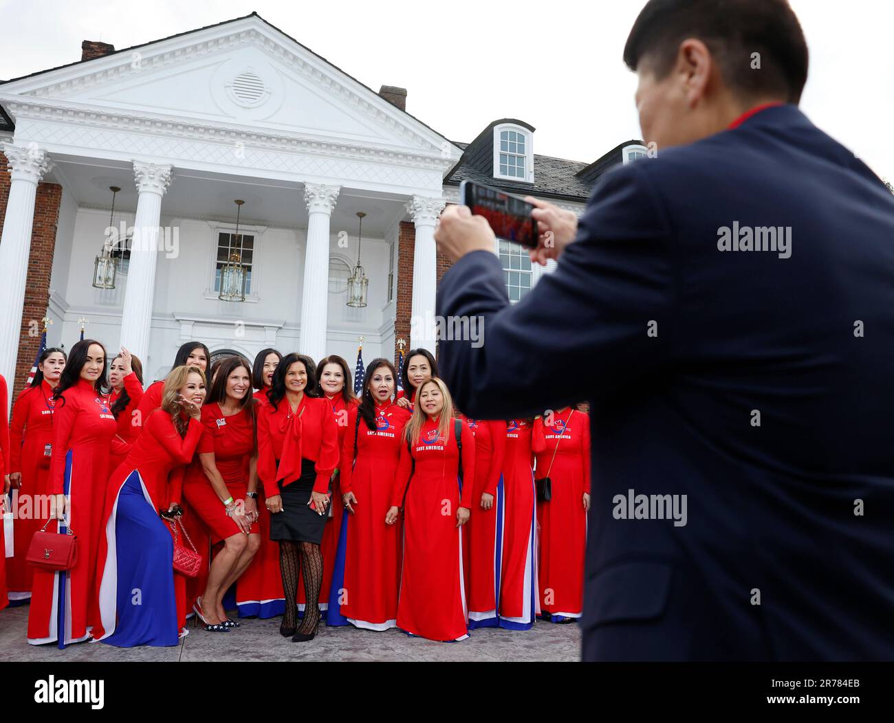 New York, Stati Uniti. 13th giugno, 2023. I membri di un gruppo di sostegno di Trump chiamato Save America arrivano prima che l’ex presidente Donald Trump parli al Trump National Golf Club Bedminster dopo che Trump all’inizio della giornata è apparso al tribunale federale di Miami di fronte a 37 accuse federali che implicavano il trattamento di documenti classificati martedì 13 giugno 2023 a Bedminster, New Jersey. Oggi Trump si è dichiarato colpevole di 37 accuse legate a presunti atti di cattiva gestione di documenti classificati. Foto di John Angelillo/UPI Credit: UPI/Alamy Live News Foto Stock