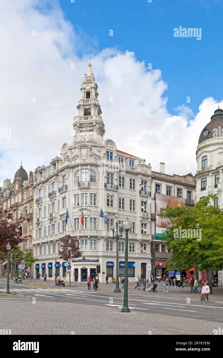 Porto, Portogallo - Giugno 03 2018: Edificio sulla Praa da Liberdade che ospita la banca BBVA (Banco Bilbao Vizcaya Argentaria). Foto Stock