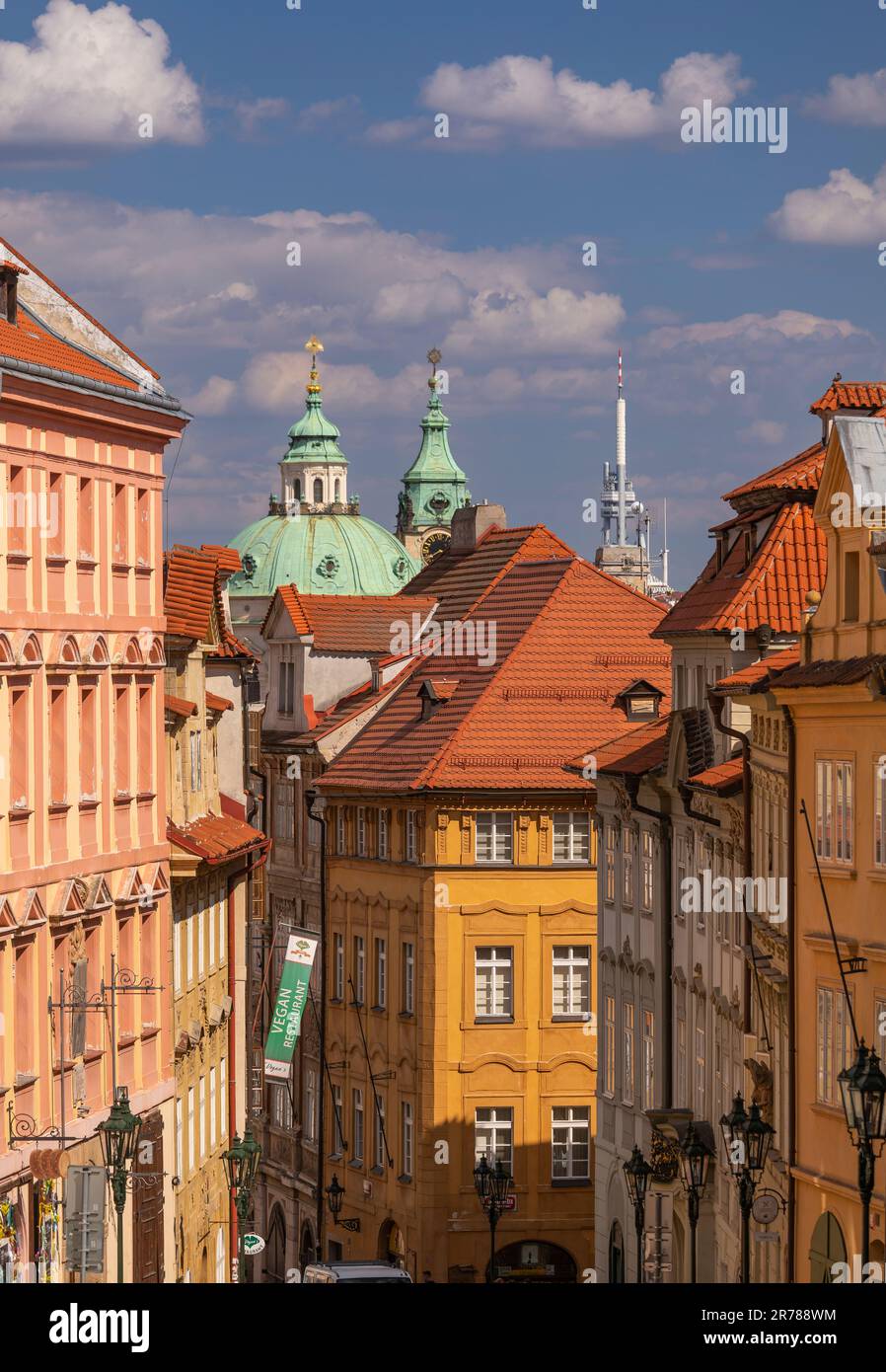 PRAGA, REPUBBLICA CECA, EUROPA - scena stradale vicino a via Nerudova. Foto Stock