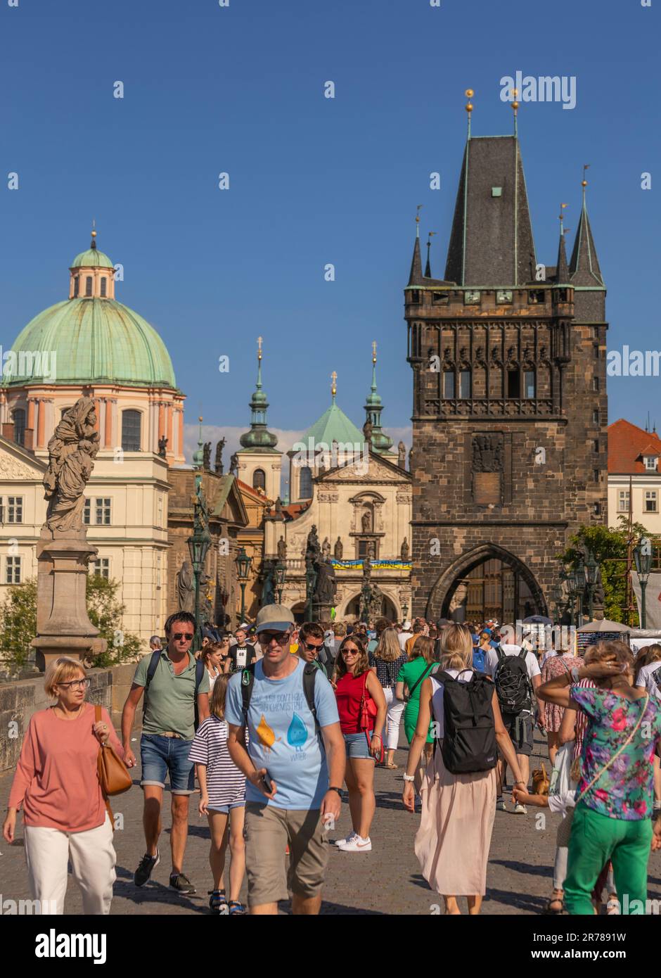 PRAGA, REPUBBLICA CECA - turisti che attraversano il Ponte Carlo. Torre del Ponte della Città Vecchia sul retro. Foto Stock