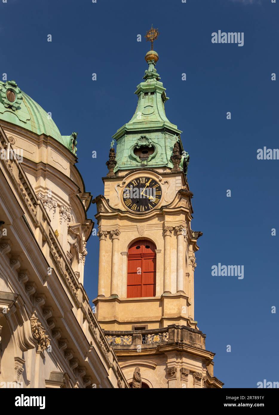 PRAGA, REPUBBLICA CECA, EUROPA - Torre dell'Orologio di San La chiesa di Nicholas, una chiesa barocca nella città minore di Praga. Foto Stock