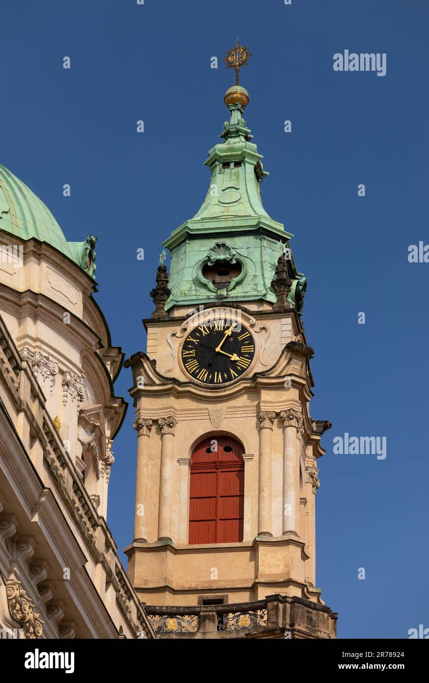 PRAGA, REPUBBLICA CECA, EUROPA - Torre dell'Orologio di San La chiesa di Nicholas, una chiesa barocca nella città minore di Praga. Foto Stock