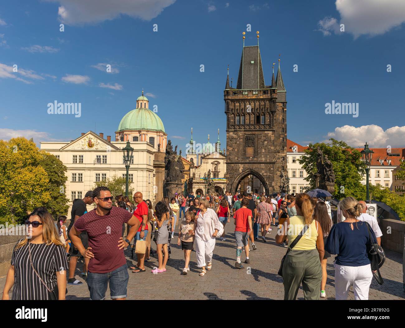 PRAGA, REPUBBLICA CECA - turisti che attraversano il Ponte Carlo. Torre del Ponte della Città Vecchia sul retro. Foto Stock