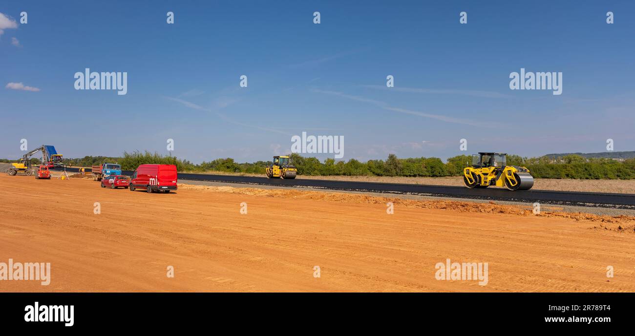 REPUBBLICA CECA, EUROPA - costruzione di strade in zona rurale sulla Route 6, a nord di Rakovnik. Foto Stock