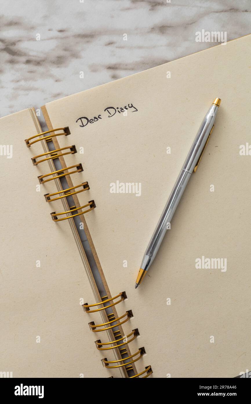 quaderno a spirale e sfera, scrittura per esprimere emozioni, dettagli di utensili da cancelleria in studio come carta da parati, lettere Foto Stock