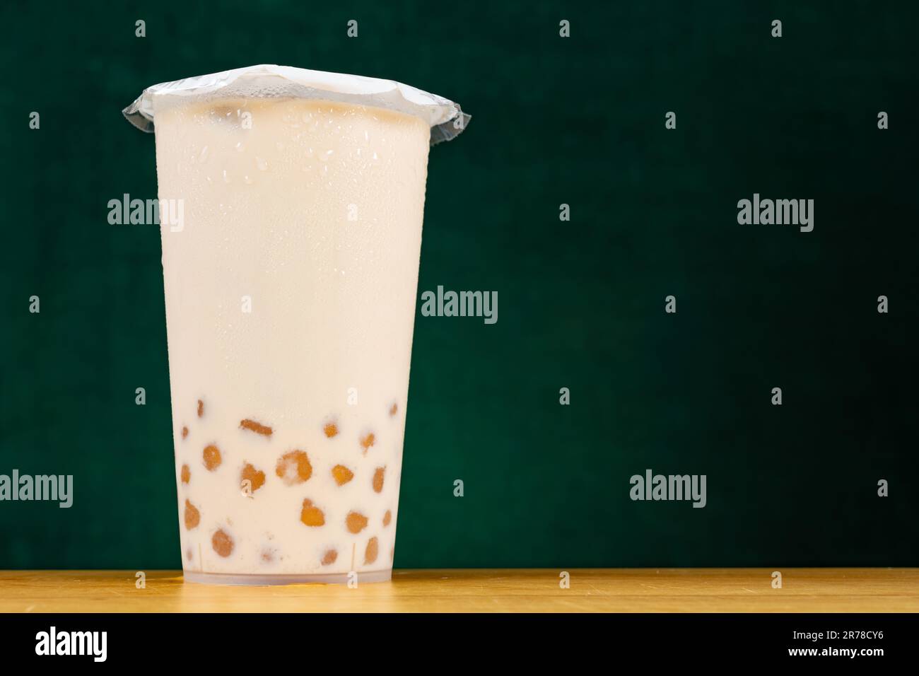 Tazza di tè al latte Boba con spazio copia a composizione orizzontale Foto Stock