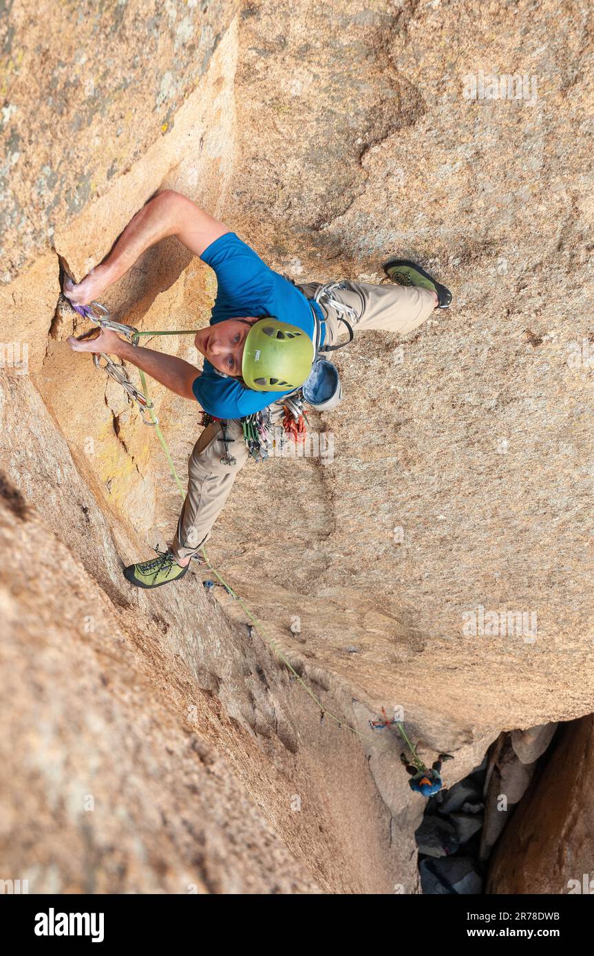 Maschio scalatore roccia salita ripida roccia. Cochise Stronghold, Arizona Foto Stock