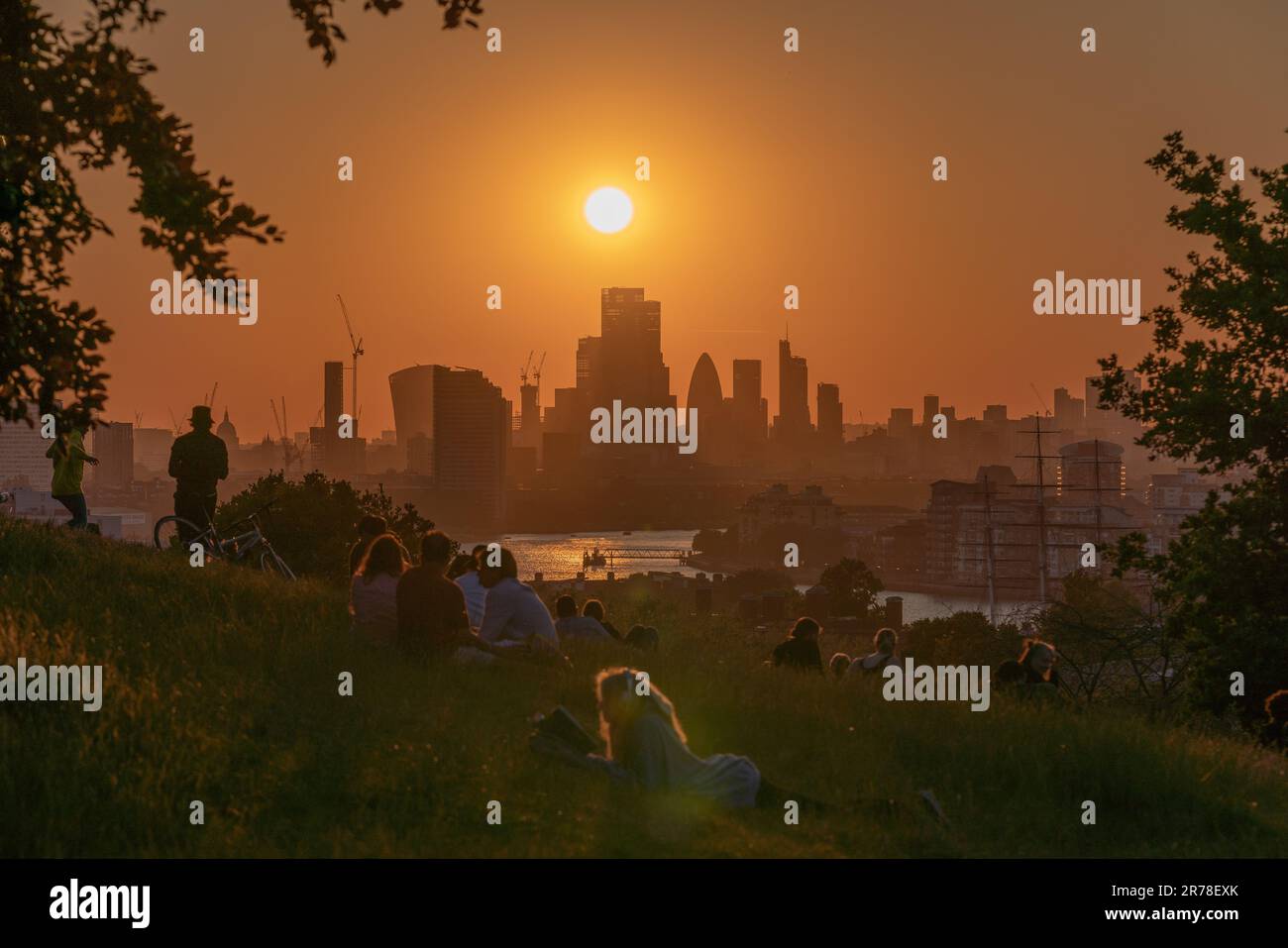 Londra, Regno Unito. 13th giugno, 2023. Il tempo del Regno Unito: Tramonto drammatico sopra Greenwich Park. Le temperature sono aumentate in questi ultimi giorni, con un picco di 32,2C il sabato 10 giugno, il più alto registrato finora quest'anno. Un'onda termica è definita come tre giorni consecutivi con temperature massime giornaliere che soddisfano o superano la soglia di temperatura dell'onda termica, secondo l'Ufficio MET. Credit: Guy Corbishley/Alamy Live News Foto Stock