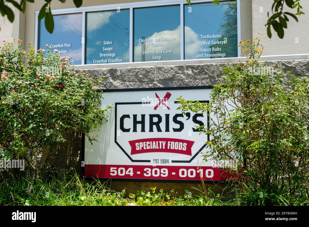 NEW ORLEANS, LA, USA - 11 GIUGNO 2023: Cartello Chris's Specialty Foods davanti al negozio Foto Stock