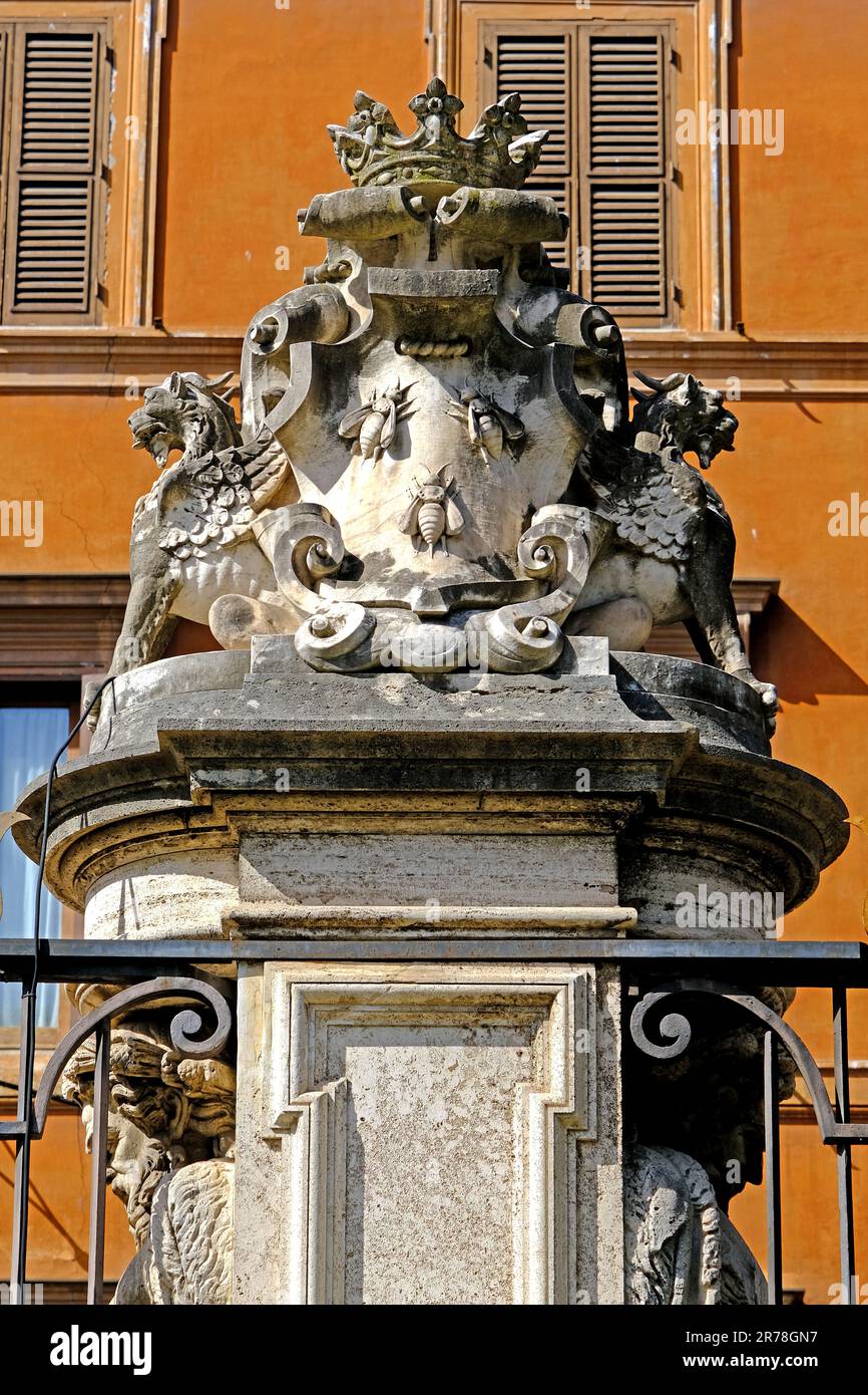 La cresta della famiglia Barberini con le api fuori da Palazzo Barberini a Roma Foto Stock