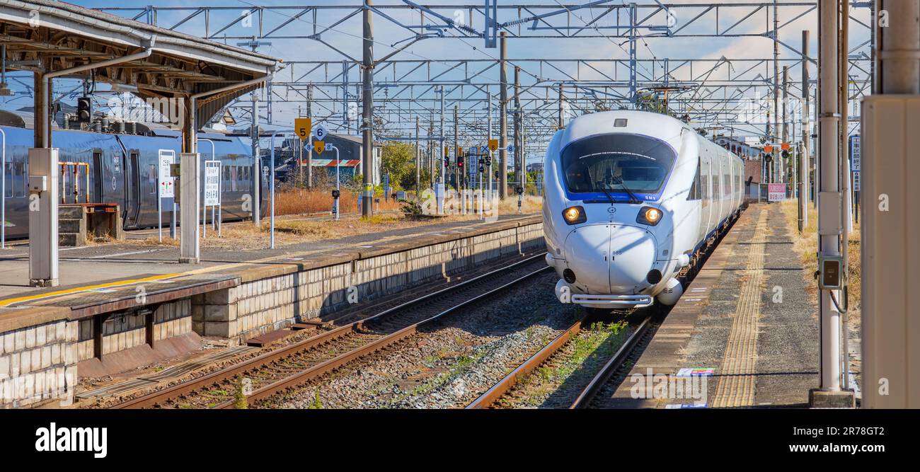 Saga, Giappone - Novembre 28 2022: La 885 operò su servizi espressi limitati dalla Kyushu Railway Company. Il treno viene utilizzato sul tragitto tra Taipei e H. Foto Stock