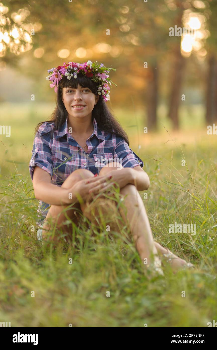 primo piano portait di donna con corona di fiori Foto Stock