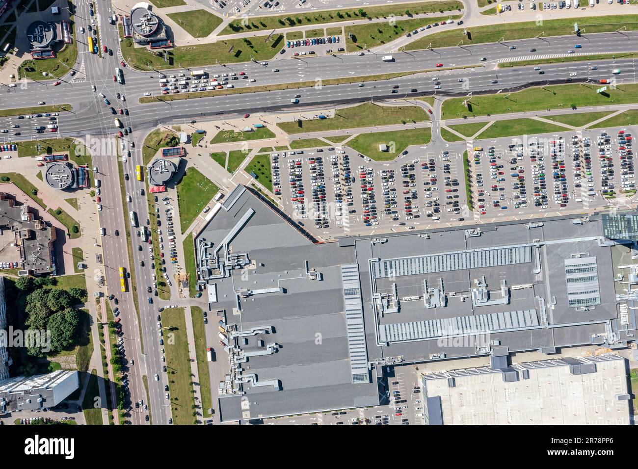 vista aerea dell'incrocio stradale urbano con il traffico automobilistico in zona residenziale. ampio parcheggio vicino al supermercato. Foto Stock