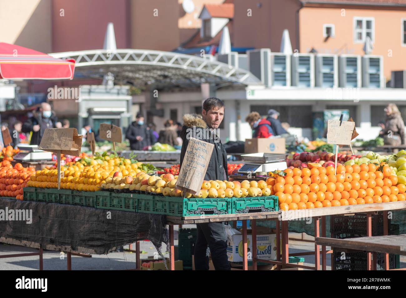 Venditore di frutta. Mercato Dolac. Zagabria, Croazia Foto Stock