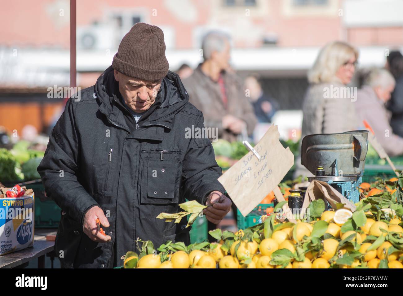 Venditore di frutta. Mercato Dolac. Zagabria, Croazia Foto Stock